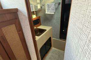 1984 Bayliner 3870 Motoryacht thumbnail 10