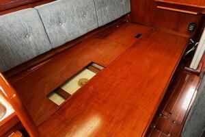 Salon Port side