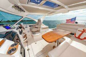 2015 Tiara Yachts 39 Coronet thumbnail 16