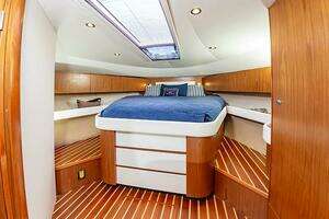 2015 Tiara Yachts 39 Coronet thumbnail 32