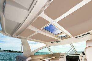 2015 Tiara Yachts 39 Coronet thumbnail 23