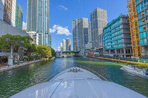 2011 Ferretti Yachts 830 thumbnail 16