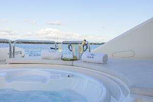 2011 Ferretti Yachts 830 thumbnail 8