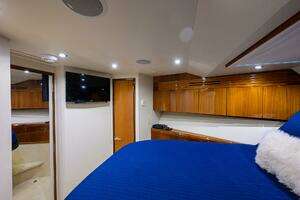 2009 Hatteras Enclosed Bridge thumbnail 28