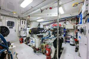 2009 Hatteras Enclosed Bridge thumbnail 54