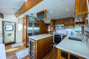 2009 Hatteras Enclosed Bridge thumbnail 10