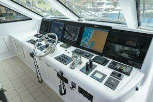 2009 Hatteras Enclosed Bridge thumbnail 37