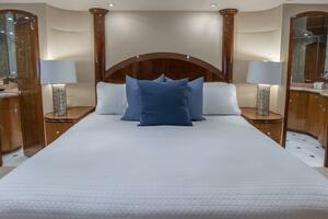 Hatteras 80 Gallopin-Master Stateroom