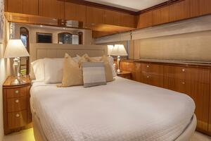Hatteras 80 Gallopin- VIP Stateroom