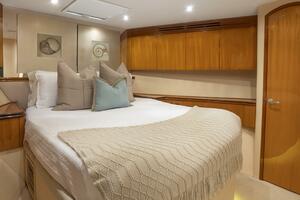 Hatteras 80 Gallopin- Stateroom