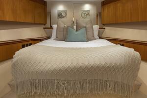 Hatteras 80 Gallopin- Stateroom