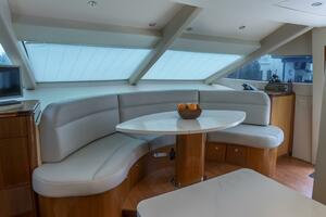 Hatteras 80 Gallopin- Dinette