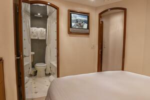 Hatteras 80 Gallopin- VIP Stateroom