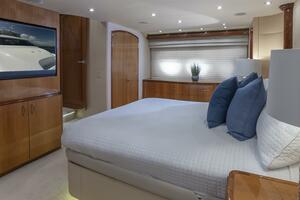 Hatteras 80 Gallopin-Master Stateroom