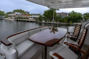 Hatteras 80 Gallopin- Cockpit Dinette