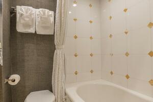 Hatteras 80 Gallopin- VIP Stateroom Head