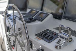 Hatteras 80 Gallopin- Flybridge Helm