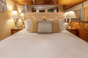 Hatteras 80 Gallopin- VIP Stateroom