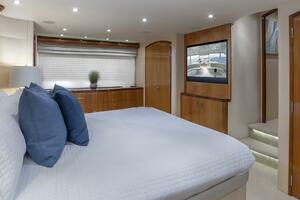 Hatteras 80 Gallopin-Master Stateroom