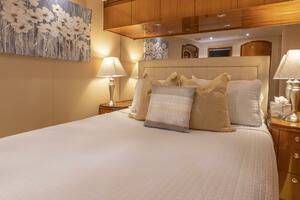 Hatteras 80 Gallopin- VIP Stateroom