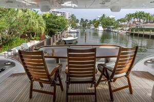 Hatteras 80 Gallopin- Cockpit Dinette