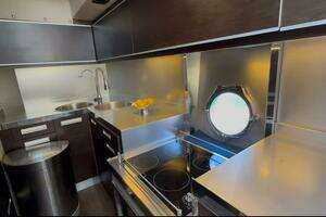 2011 Azimut 68S thumbnail 19