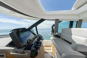 2023 Tiara Yachts EX 60 thumbnail 17