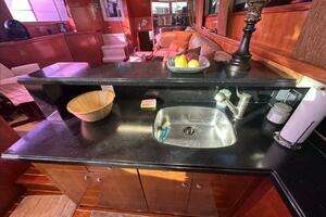 1994 Hatteras 48 Cockpit Motor Yacht thumbnail 18