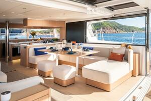 Bali 5.8 interior seating