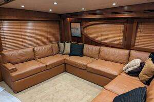 2007 Hatteras 68 Convertible thumbnail 4