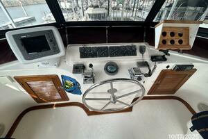 40' Kha Shing flybridge helm2