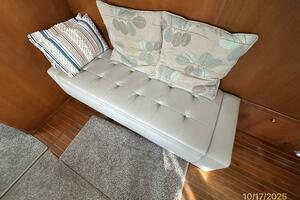 40' Kha Shing salon starboard seating