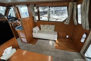 40' Kha Shing salon starboard
