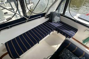 40' Kha Shing flybridge starboard seating