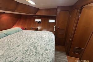 40' Kha Shing master stateroom starboard