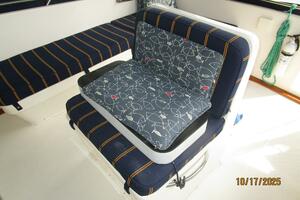 40' Kha Shing flybridge helmseat