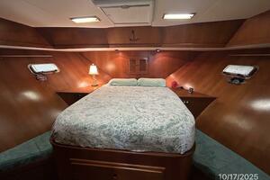40' Kha Shing master stateroom