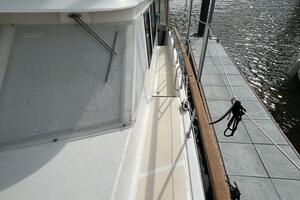 40' Kha Shing port side deck1