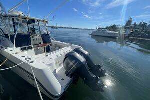 2001 Boston Whaler 285 Conquest thumbnail 3