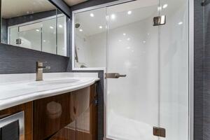 2021 Viking 54 Convertible HAMMERHEADS Stateroom Head