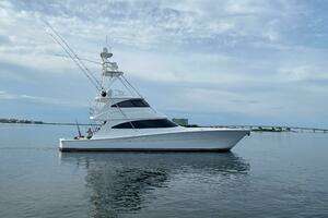 2021 Viking 72 Enclosed Bridge thumbnail 1