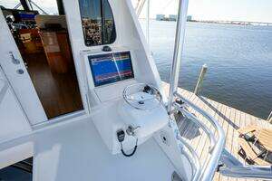 2021 Viking 72 Enclosed Bridge thumbnail 31
