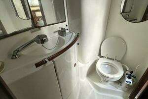 2004 Beneteau 423 thumbnail 52