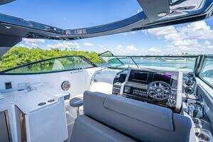 2022 Cruisers Yachts GLS OB thumbnail 12