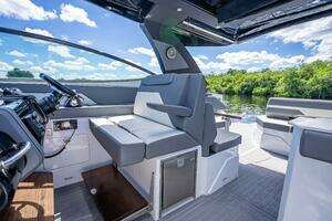 2022 Cruisers Yachts GLS OB thumbnail 30