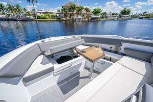 2022 Cruisers Yachts GLS OB thumbnail 8
