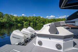 2022 Cruisers Yachts GLS OB thumbnail 15