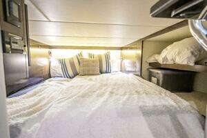 2022 Cruisers Yachts GLS OB thumbnail 36