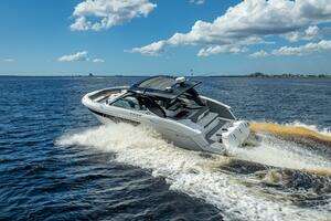 2022 Cruisers Yachts GLS OB thumbnail 6