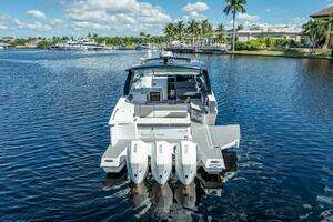 2022 Cruisers Yachts GLS OB thumbnail 3